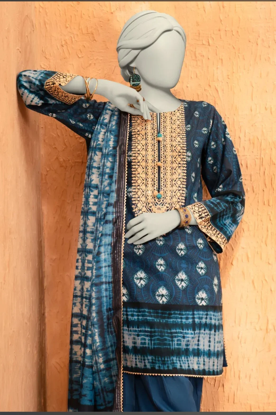 3 pc Embroidered Lawn - Image 2